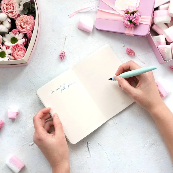Dívka Píše Otevřít Poznámkový Blok Tabulce Květinami Marshmallows Pastelové Barvy Stock Fotografie