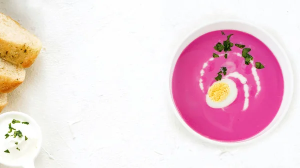 甜菜汤 春季排毒甜菜汤 健康饮食或素食的概念 眼睛鸟的看法 复制空间 — 图库照片