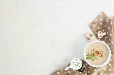 Beyaz arka planda mantar kremaçorbası, üst görünüm.