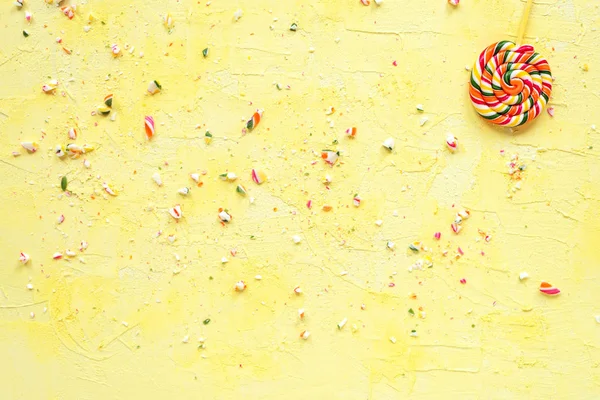 Pirulitos Multicoloridos Pau Fundo Amarelo Topo View Festive Fundo Aniversário — Fotografia de Stock