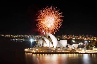 Sydney, Avustralya - 8 Mart 2018 - turuncu patlama havai fişek üzerinden Sydney Opera Binası yansıması liman ile
