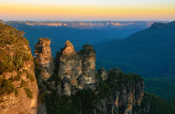 Beau Coucher Soleil Doré Sur Formation Rocheuse Des Three Sisters — Photo