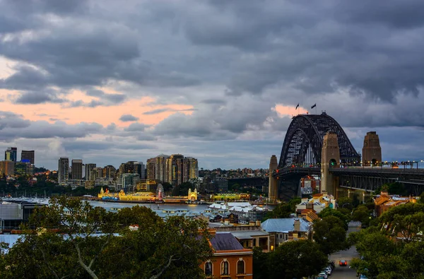 Kvällen Sätter Över Sydney Harbour Bridge Och Livliga Strandpromenaden Australiens — Stockfoto
