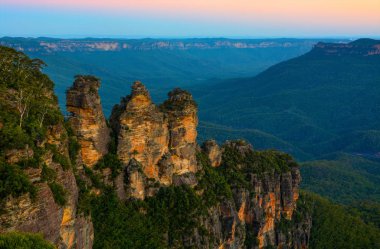 Blue Mountains peyzaj sadece Nsw, Avustralya'da güneş battıktan sonra bir fon önünde üç kız kardeş Simgesel Yapı