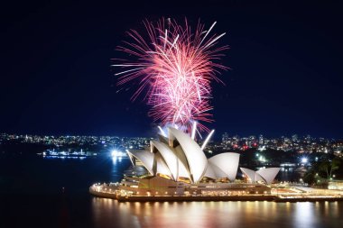 Sydney, Avustralya - 8 Mart 2018 - A büyük patlama pembe fireworks liman çevresinde Sidney Opera evi yanar