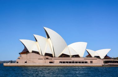 Sydney, Avustralya - 18 Mart 2018 - parlak mimari tasarım ikonik Sidney Opera Evi temiz, düz yan görünümden görülen yelken