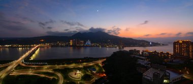 Panorama hilal ay ve Venüs gezegeni gün batımında New Taipei şehrinde Nehri boyunca Tamsui ve Bali bölgelerinden Mount Guanyin rising