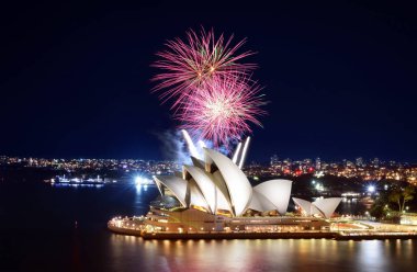 Sydney, Avustralya - 8 Mart 2018 - parlak patlamalar havai fişek üzerinden Sydney Opera Binası geceleri güzel bir görüntü içinde patlayabilir