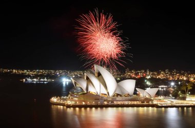 Sydney, Avustralya - 8 Mart 2018 - ateşli kırmızı havai fişek ışık Sydney Opera Binası ve limanda bir parlak ekran