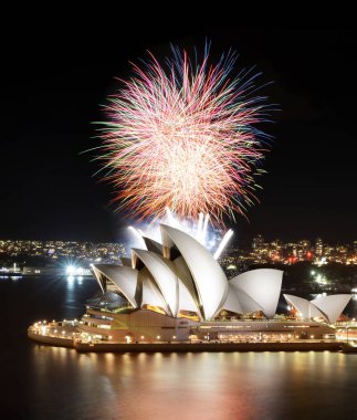 Sydney, Avustralya - 8 Mart 2018 - Sydney Opera Binası inanılmaz renklerde bir havai fişek gösterisi yarı final taçlar