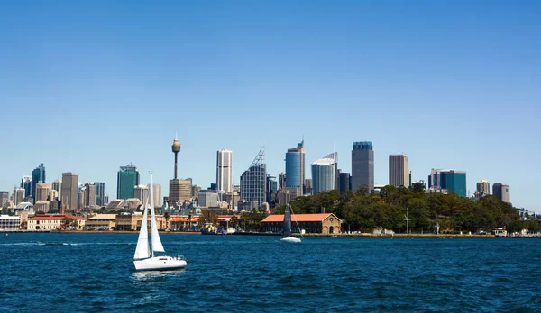 Segelbåt Som Korsar Djupblå Vatten Sydney Harbor Mot Bakgrund Stadens — Stockfoto