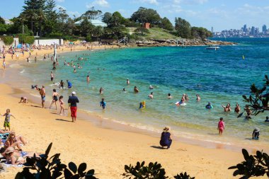 Sydney, Avustralya - 18 Mart 2018 - Avustralya teşkil kampı Cove Beach Sydney Watson'ın Koyu'ndaki serin suların ısı kaçış