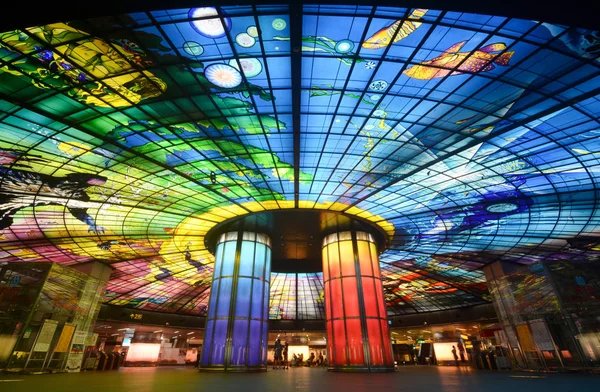 Kaohsiung Taiwan Abril 2018 Instalación Mural Vidrio Dome Light Estación —  Fotos de Stock