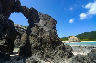 Aharen Beach Tokashiki Adası: Okinawa, Japan kıyısında doğal taş kemerler