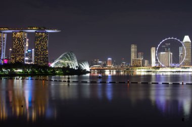Marina Bay suya yansıtan gece Singapur manzarası
