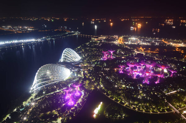 Сингапур - 14 сентября 2018 года: Сады у залива ночью с обзорной палубы Сэндс Скайпарк
