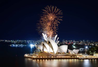Sidney, Avustralya - 8 Mart 2018 - Gece sevgili Sydney Opera Binası üzerinde patlayan altın havai fişek yağmurları