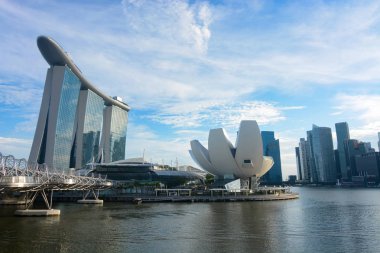 Singapur - 9 Eylül 2018 - Marina Bay Sands ve Singapur'daki Artscience Müzesi'nin geniş açılı görünümü