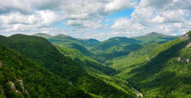 Blue Ridge Dağları 'nın geniş manzarası Kuzey Carolina' daki Chimney Rock Dağı 'ndan görülüyor.