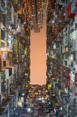 Hong Kong'un Quarry Bay bölgesindeki Montane Mansion dairelerinde sıkışık yaşam alanları