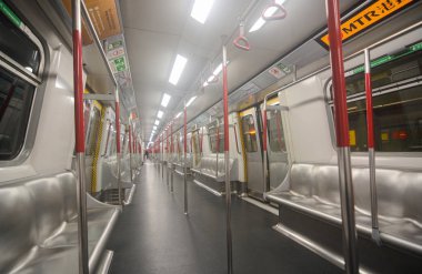 Hong Kong, Çin - 9 Mart 2019 - Hong Kong'da çoğunlukla boş bir Mtr tren vagonunun içi