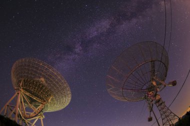 Radyo teleskopları ve gece Samanyolu.