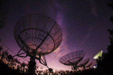 Radyo teleskopları ve gece Samanyolu.