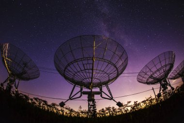 Radyo teleskopları ve gece Samanyolu.