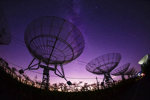 Radiotelescópios Láctea Noite — Fotografia de Stock