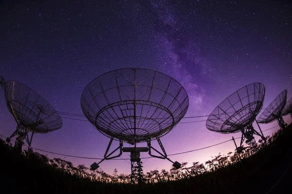 Radioteleskopy Droga Mleczna Nocy — Zdjęcie stockowe