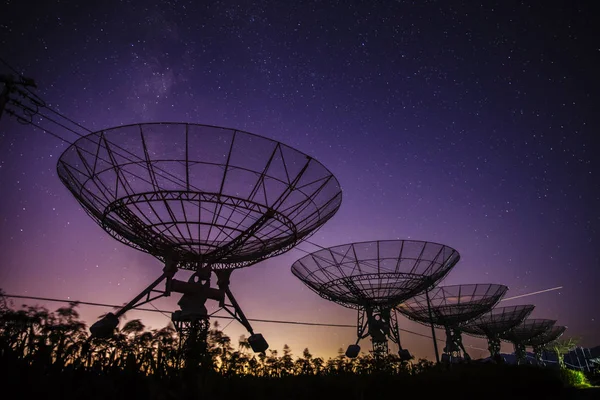 Radiotelescopios Vía Láctea Por Noche — Foto de Stock