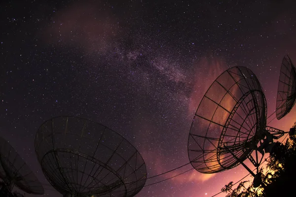 Radioteleskopy Droga Mleczna Nocy — Zdjęcie stockowe