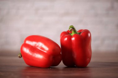 Biber rengi kesim tahtasının üstünde, yakın çekim, stüdyo fotoğrafı.