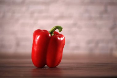 Biber rengi kesim tahtasının üstünde, yakın çekim, stüdyo fotoğrafı.