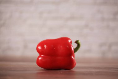 Biber rengi kesim tahtasının üstünde, yakın çekim, stüdyo fotoğrafı.