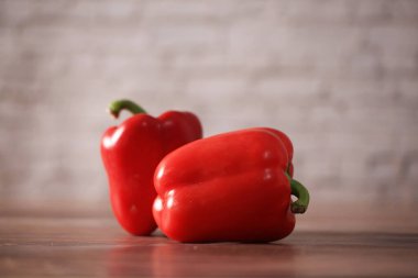 Biber rengi kesim tahtasının üstünde, yakın çekim, stüdyo fotoğrafı.