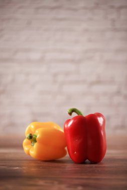 Biber rengi kesim tahtasının üstünde, yakın çekim, stüdyo fotoğrafı.