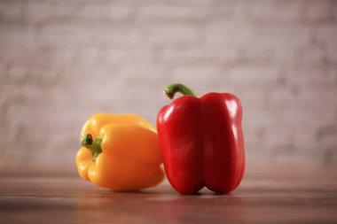 Biber rengi kesim tahtasının üstünde, yakın çekim, stüdyo fotoğrafı.