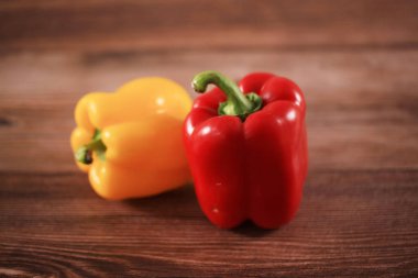 Biber rengi kesim tahtasının üstünde, yakın çekim, stüdyo fotoğrafı.