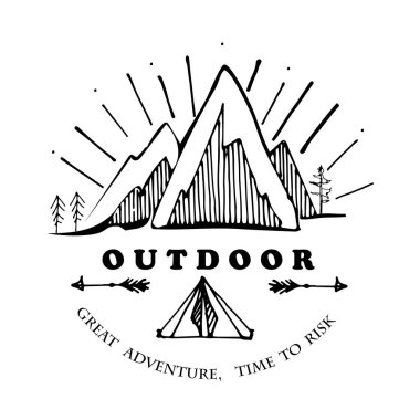 Dağ el çizilmiş etiket krokisi. Dağların açık illüstrasyon, ağaç, gün batımı ve kamp. Baskı ve ambalaj vektör tasarımı. Turizmin Retro amblemi.