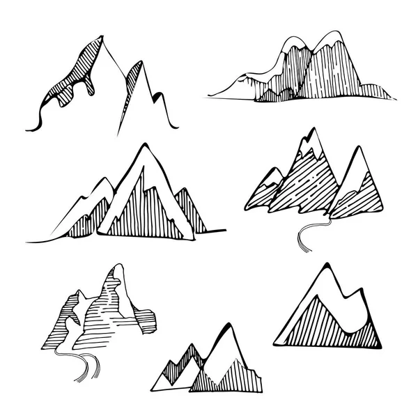 スケッチ山の手描きセット。白い背景に隔離された異なる山や岩のベクトルイラスト。彫刻スタイル. — ストックベクタ