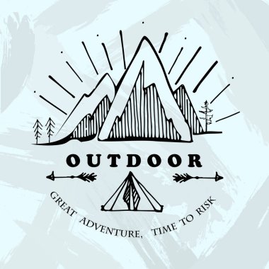 Dağ el çizilmiş etiket krokisi. Grunge arka plan üzerinde dağlar, ağaç, gün batımı ve kamp açık illüstrasyon. Baskı ve ambalaj vektör tasarımı. Gravür stili.