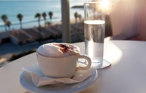 Xícara Branca Café Vidro Água Praia Mar Palmas Pôr Sol — Fotografia de Stock