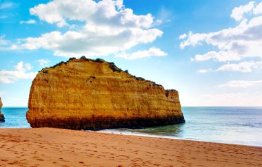 Kaya oluşumlarının panoramik görüntüsü. Praia de Marinha, Caramujeira, Lagoa, Algarve, Portekiz.