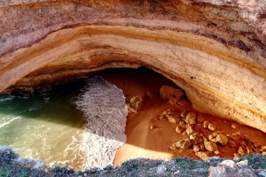 Benagil Sahili, Algarve, Portekiz, Carvoeiro ve Armao de Pra.Benagil, Lagoa, Faro, Portimao, Algarve, Portekiz, Atlantik Okyanusu arasında bir deniz mağarası..