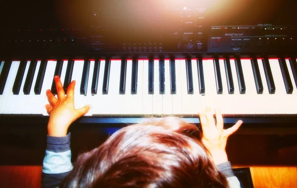 Child Playing Piano Room — Stock Photo, Image