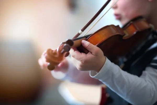 Criança Tocando Violino Quarto — Fotografia de Stock