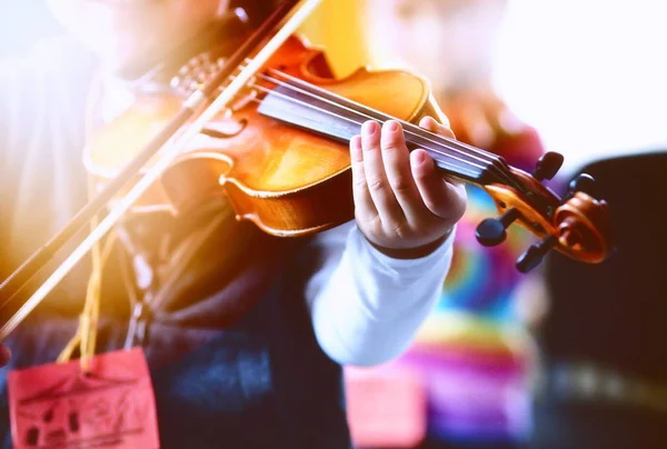 Criança Tocando Violino Quarto — Fotografia de Stock