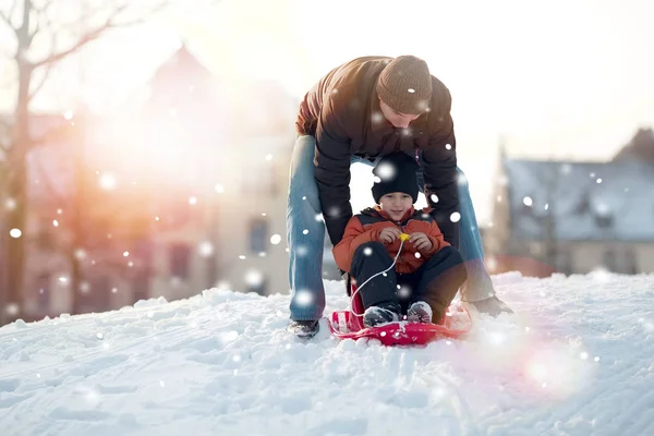 Apa Fia Játszik Szán Hóban Havazás Idején Szabadban Aktív Kültéri — Stock Fotó