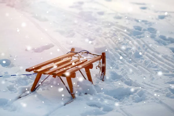 Holzrutsche Auf Schnee Hintergrund — Stockfoto